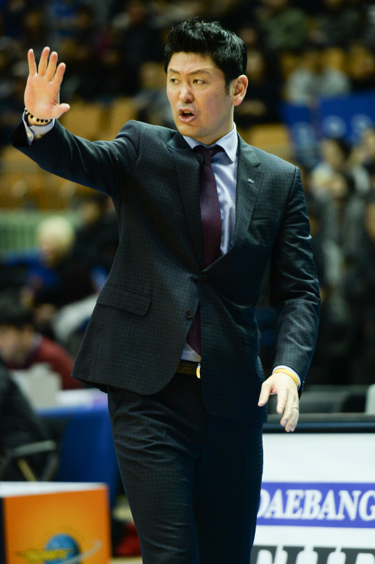 28일 잠실실내체육관에서 열린 서울 삼성과 전주 KCC의 2016-2017 KCC 프로농구 5라운드 경기에서 추승균 전주 KCC 감독이 선수들에게 작전을 지시하고 있다. <KBL 제공>